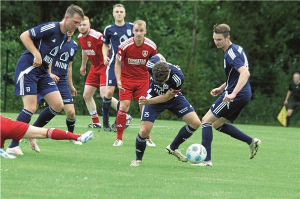 Gebrauchter erster Spieltag. Der SV Hage zeigte sich beim Saisonstart weit entfernt davon, ein Fußball-Bezirksligist zu sein. Foto: Johannes Müller