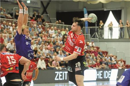 Gefordert. Der OHV Aurich – beim Wurf Robin Leunissen – weiß, dass der Gastgeber Wilhelmshavener HV sich im Derby vor eigenem Publikum teuer verkaufen will. Foto: Jana Leismann