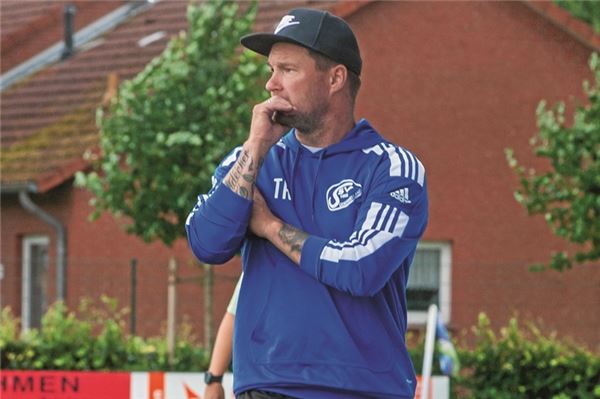 Gefordert. Nach einigen Testspielen bestreitet der neue SSV-Trainer Tobias Stöhr mit den Süderneulandern von Freitag bis Sonntag ein Trainingslager in Westerstede. Foto: Hinrich Saathoff
