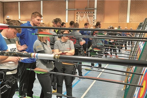 Gefüllte Wildbahnhalle. Über 120 Teilnehmer nahmen an den Bezirksmeisterschaften im Bogensport teil.