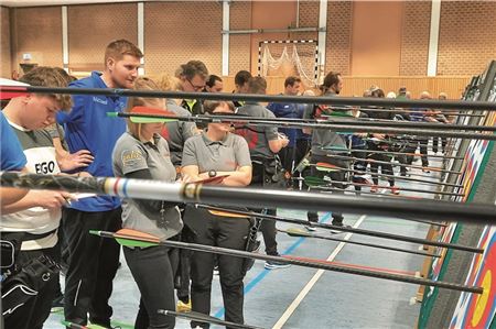 Gefüllte Wildbahnhalle. Über 120 Teilnehmer nahmen an den Bezirksmeisterschaften im Bogensport teil.