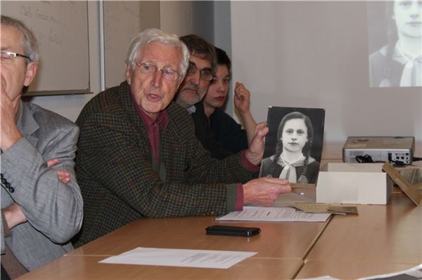 Gegen das Vergessen: Carl Osterwald mit einem Foto von Anna Poppen, die von den Nazis in eine Heilanstalt verbracht wurde und dort im Alter von 18 Jahre verstarb. Fotos: Werner Jürgens