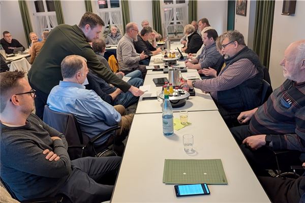 Geheime Wahl im Rat: Jeder bekommt einen Stimmzettel.