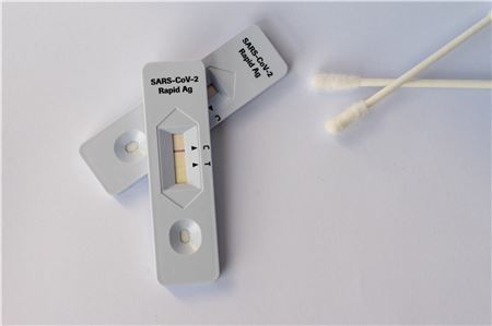 Gehören seit Montag fast schon zum Schulalltag: Schülerinnen und Schüler in Niedersachsen sollen sich seit Montag zwei Mal pro Woche selbst auf das Coronavirus testen.