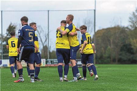 Gelb feiert den Derbysieg. SuS Berumerfehn besiegte Ortsrivale FFF durch fünf Tore in der ersten Halbzeit. Kapitän Kim-Pascal Grendel traf dreifach. Foto: Meret Edzards-Tschinke