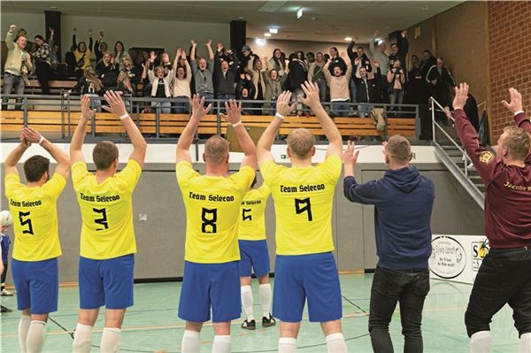 Gelungene Rückkehr auf den Großheider Hallenthron. Das „Team Selecao“ aus Arle erkämpfte sich den begehrten Supercup bei der 38. Auflage des Großheider Gemeindeturniers. Foto: Meret Edzards-Tschinke