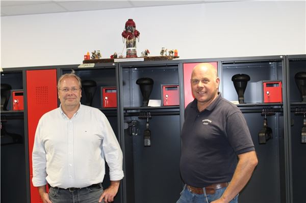 Ein Meilenstein für die Insel Juist Gemeindebrandmeister Arend Janssen -Visser (rechts) und sein Stellvertreter Lutz Bohlen freuen sich über die modernen Umkleideräume.