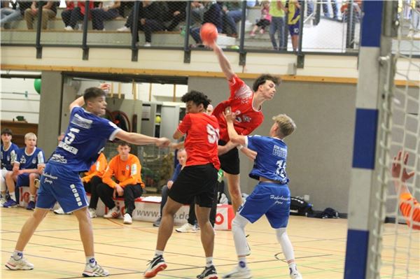Gemeinsam machen sich der OHV Aurich und TuRa Marienhafe für den Handball stark. Mit dem Start ins zweite gemeinsame Jahr und der Gründung der neuen Jugendspielgemeinschaft SG Aurich/Marienhafe setzen beide Vereine konsequent auf Kontinuität, regionale Stärke und nachhaltige Jugendförderung. Davon sollen Nachwuchs und Herren profitieren. Die B-Jugend der SG spielt in der Regionalliga. Foto: Johannes Müller