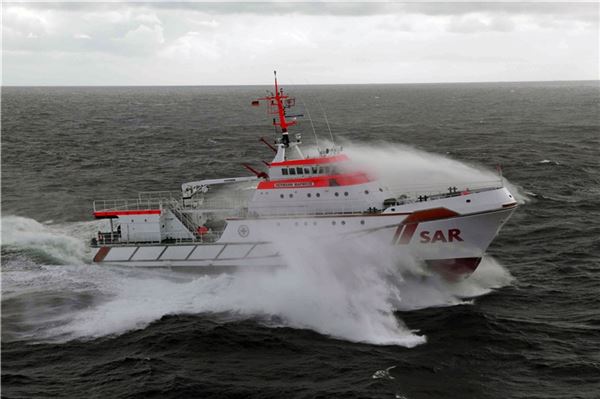 Gemeinsam mit vier weiteren Rettungseinheiten der deutschen und niederländischen Seenotretter, Windpark-Serviceschiffen sowie mehreren Rettungshubschraubern und einem Flugzeug suchte der Seenotrettungskreuzer HERMANN MARWEDE (Station Deutsche Bucht / Helgoland) die Nordsee ab, nachdem eine Segelyacht ausgebrannt und gesunken war. Archivfoto: Die Seenotretter – DGzRS, Helmut Hofer