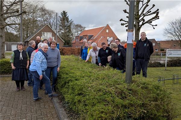 Gemeinsam sorgen die Vereine für saubere Straßen im Flecken Hage. Foto: Merlin Klinke