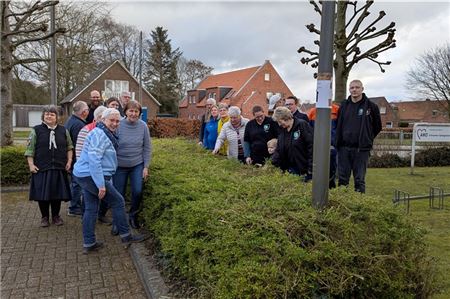 Gemeinsam sorgen die Vereine für saubere Straßen im Flecken Hage. Foto: Merlin Klinke