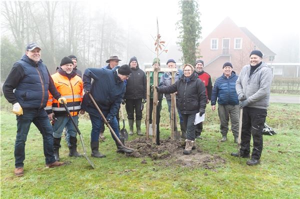 Gemeinsam wurde am Sonnabend in Leybuchtpolder bei der Pflanzung der Bäume angepackt.