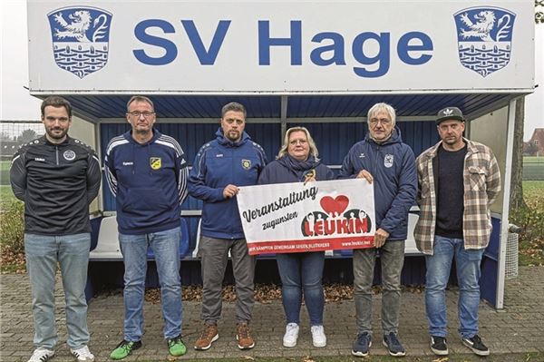 Gemeinschaftsaktion am 17. November ab 14 Uhr auf dem Edenhofsportplatz beim SV Hage. Das Foto zeigt (v. l.) Wilko Janssen, Vorstand TuS Großheide, Wolfgang Meyer, Vorstand FFF Berumerfehn, Thorsten Dröge, Trainer der ersten Herrenmannschaft SG Berumerfehn, Meike Schipper-Wilkens, Vorstand SuS Berumerfehn, Meinhard Diekmann, Vorstand SV Hage, und Marco Kröger, Trainer der zweiten Herrenmannschaft SV Hage. Foto Max Cloos