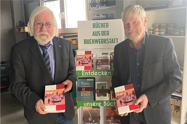 Georg Murra-Regner (l.) hat das erste Werk von Hinrich Haake (r.) gelesen. Sein Fazit: „Wer die Geschichte Ostfrieslands verstehen möchte, sollte dieses Buch lesen.“ Foto: Marina Folkerts