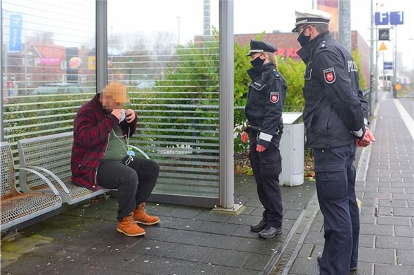 Gerade einmal sechs Personen mussten die Polizeibeamten in Norden am Montag darauf hinweisen, dass an den Haltestellen für Bus, Bahn und Fähre eine Maskenpflicht besteht.