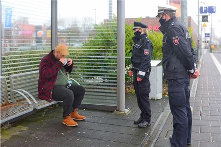 Gerade einmal sechs Personen mussten die Polizeibeamten in Norden am Montag darauf hinweisen, dass an den Haltestellen für Bus, Bahn und Fähre eine Maskenpflicht besteht.