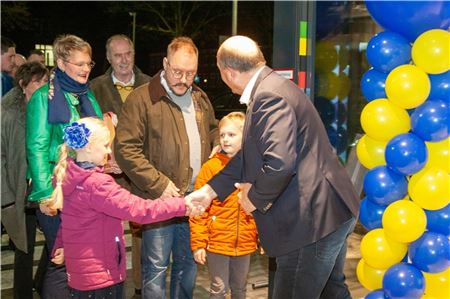 Geschäftsführer Franz Pfaff begrüßt jeden der Gäste persönlich mit einem Handschlag – egal, wie alt die Besucher der Veranstaltung sind.