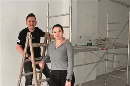 Geschäftsführer René Kretschmer und Mitarbeiterin Polina Lebedev packen bei den Renovierungen in der Osterstraße 144 mit an.