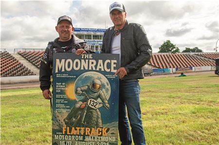 Gespannt auf die Premiere. Jens Föhl aus Oldenburg (r.) veranstaltet den Halbemonder „Moonrace“ im Rahmen des German-Flattrack-Cups. Meik Lüders gibt vorher einen Lehrgang. Foto: Johannes Müller
