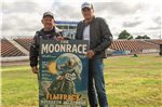 Gespannt auf die Premiere. Jens Föhl aus Oldenburg (r.) veranstaltet den Halbemonder „Moonrace“ im Rahmen des German-Flattrack-Cups. Meik Lüders gibt vorher einen Lehrgang. Foto: Johannes Müller
