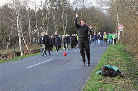 Gespannte Blicke. Ein Punkt fehlte den Südarlerinnen – beim Wurf Hauke Erdwiens – noch zum Titelgewinn. Fotos (2): Hinrich Saathoff