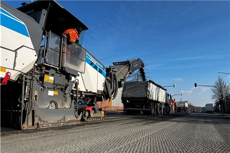 Gestern ging es mit den Fräsarbeiten los: Die Bahnhofstraße in Norden wird in den kommenden Monaten saniert. Sie bekommt eine neue Asphaltdeckschicht und wird zudem begrünt.