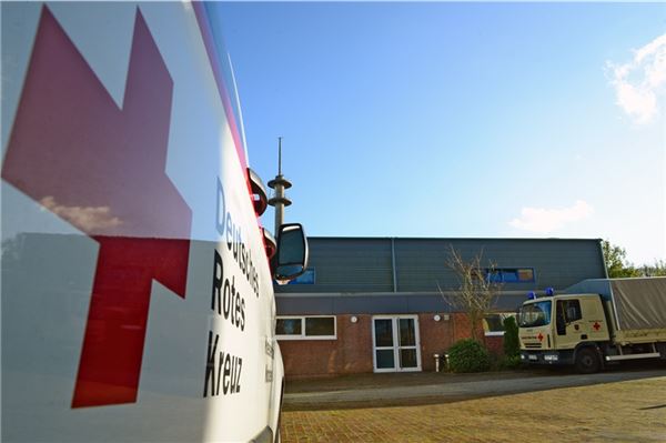 Gestern rollte das Deutsche Rote Kreuz an der Sporthalle der Conerus-Schule in Norden an, um mehr als 30 Personen einem Corona-Test zu unterziehen, nachdem in der vergangenen Woche ein Schüler des zwölften Jahrgangs positiv auf das Virus getestet worden war.