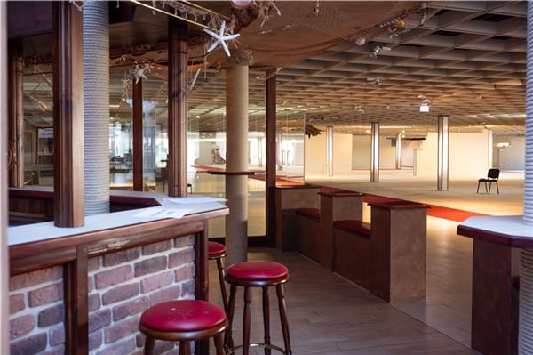 Gewerbeschau in Norden: 80 Betriebe – ein Wochenende voller Highlights Getränke gibt es am Eingang der großen Halle.