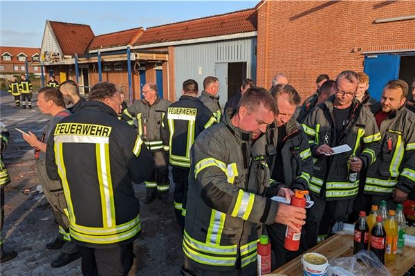 Feuerwehren aus Arle, Berumerfehn und Großheide trainieren im alten Edeka-Markt