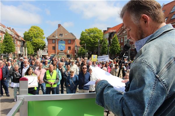 Menschen gehen gegen Notaufnahme-Schließungen auf die Straße GfE-Ratsherr Michael Martens forderte Emdens Oberbürgermeister Tim Kruithoff zum Handeln auf.