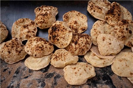 Gleich 20 Kisten Fladenbrot ließen Diebe in Emden mitgehen.