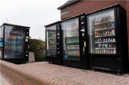 3 Automaten gefüllt mit verschiedenen Energydrinks, Einwegzigaretten und anderen Snacks