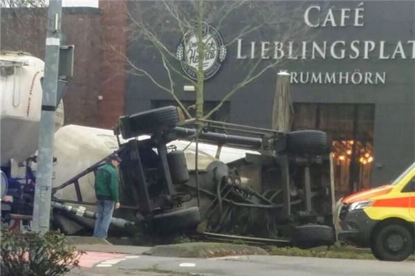 Tonnenschwerer Anhänger verfehlt Café-Fassade nur knapp