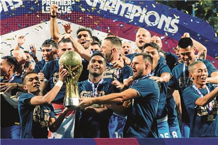 Glücklicher Norder in Singapur. Lennart Thy (oben, r.) holte mit den LC Sailors die Clubmeisterschaft. Am Sonntag ist die Krönung im Finale der AFC Champions League möglich. Foto: LC Sailors