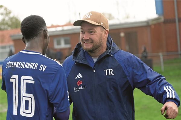 Glücksmoment. Zum Jahresabschluss wünschen sich die Süderneulander um Trainer Tobias Stöhr ein Erfolgserlebnis. Foto: Bruns