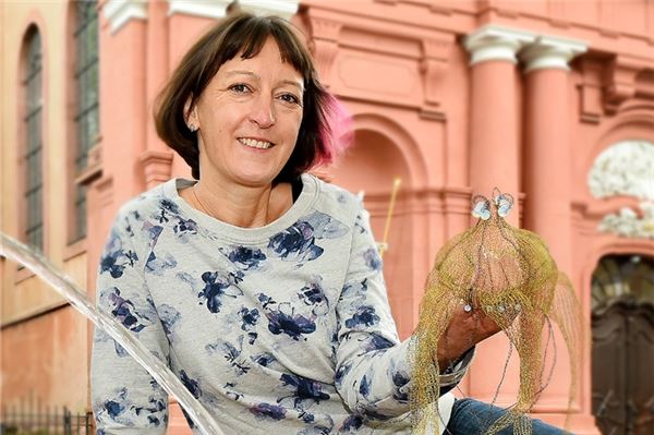 Goldschmied-Meisterin Tanja Roolfs unterstützt das Team tatkräftig.