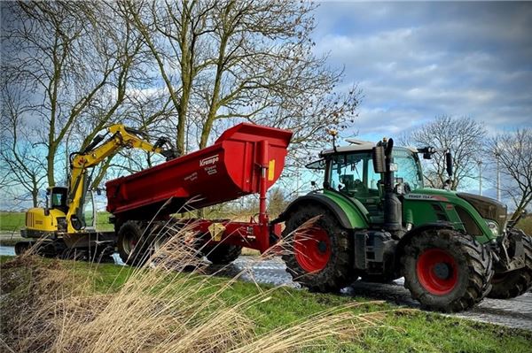 Umzug mit Maschinen, Team und Plänen Gräben ausheben, Aushub abfahren und Gräbenreinigung.