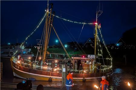 Greetsieler Besonderheit: Der Weihnachtsmann als lebendige Gallionsfigur. Fotos: Nicole Frischlich