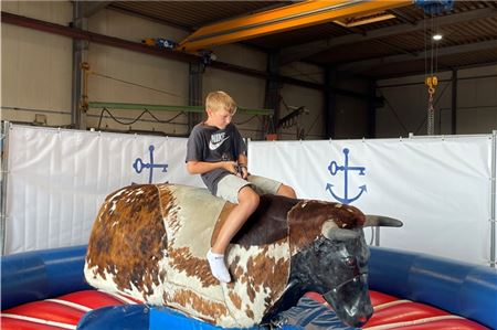 Groß und Klein konnten sich beim Bull Riding ausprobieren und hochkarätige Preise gewinnen. Hier versucht sich Jano (11) am Rodeo-Bullen. Fotos (2): Hauke Eilers-Buchta