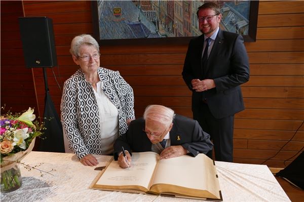 Große Dankbarkeit: Albrecht Weinberg an der Seite von Gerda Dänekas (und Emdens Oberbürgermeister Tim Kruithoff) beim Eintrag ins Goldene Buch. Foto: Werner Jürgens