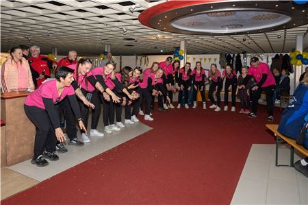 Große Party. Die Werferinnen des neuen Landesmeisters KBV „Noord“ Norden feierten mit Trainern, Betreuern, Anhang und den anderen Landesliga-Vertretungen am Sonnabendabend im ehemaligen Möbelhaus Pflüger ein rauschendes Fest. Fotos: Ute Bruns