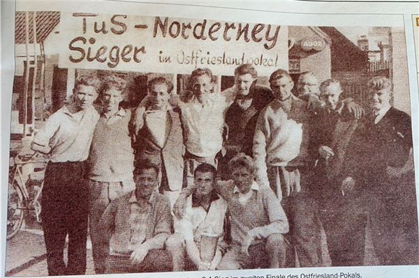 Großer Empfang. Nach dem 2:1-Triumph bei Oberligist Germania Leer und der Rückkehr auf die Insel wurden die Spieler des TuS Norderney begeistert gefeiert.