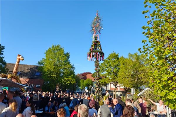 Die schönsten Bilder: Das Norderland feiert in den Mai Großer Jubel auch in Marienhafe, als er schließlich stand.
