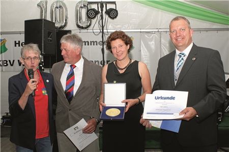 Großer Moment. Die 100-Jahr-Feier von „Waterkant“ Theener 2019 war ein Glanztag. Das Foto zeigt (v. l.) ihren Vorgänger Manfred Kroon, die Vereinsvorsitzende Karin Noosten-de Groot und den zweiten Vorsitzenden Heiko de Boer. Foto: Irmi Hartmann