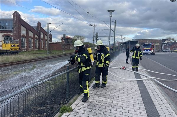 Großflächig hatte ein Grasstreifen Feuer gefangen.