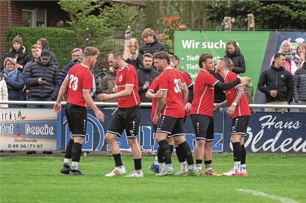 Großheider Dauerjubel. Vor allem die Anhänger des Favoriten TuS kamen im einseitigen Derby voll auf ihre Kosten. Der Abstiegskandidat SV Arle ging unter. Foto: Ute Bruns