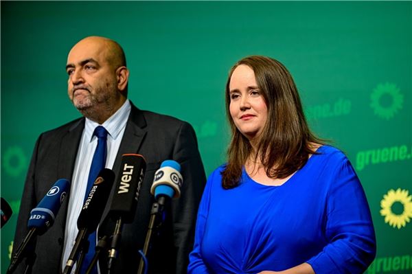 Grünen-Parteivorsitzende Ricarda Lang (r) und Omid Nouripour sprechen bei einer Pressekonferenz in der Bundesgeschäftsstelle Bündnis 90/Die Grünen. Die Grünen-Spitze zieht nach den Misserfolgen der Partei bei mehreren Wahlen personelle Konsequenzen.