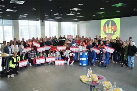 Gruppenbild mit Weihnachtsmann: Mehr als 10000 Euro konnten für verschiedene Zwecke gespendet werden. Fotos: Wilke Mennenga