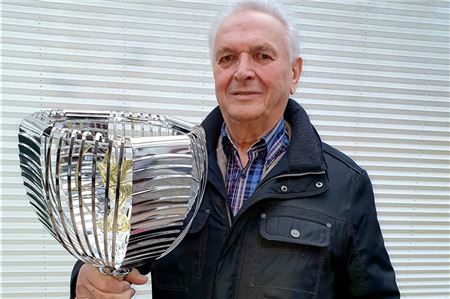 Günter Meier präsentiert den Pokal.