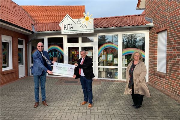 Große Gewinne locken noch Gunda Fischer konnte einen Scheck in Höhe von 1000 Euro für die Kita Marienhafe von Manfred Kruse (l.) und Jochen Toben entgegennehmen.